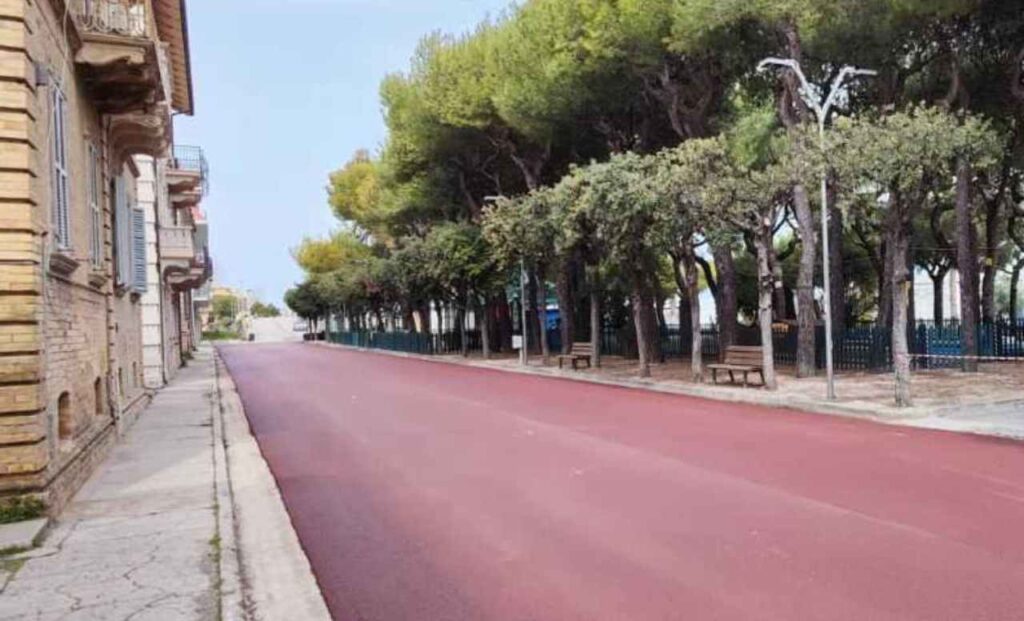 Asfalto dipinto di rosso su strada