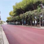 Asfalto dipinto di rosso su strada