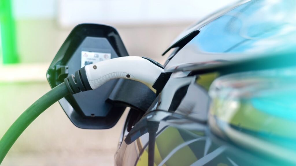 Auto elettrica - fonte Freepik - mobilitasostenibile.it