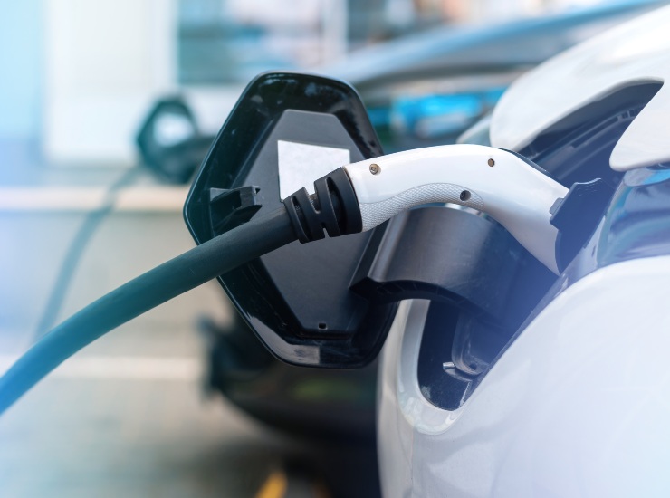 Terre rare, lo stop cinese all’export minaccia l’industria dell’auto elettricadi Redazione - 19/05/2025
Testo di Mattia Eccheli
Scorte per quattro, sei settimane al massimo. Aumenti dei prezzi fino al 50% negli ultimi mesi. Possibile sospensione di parti della produzione e crescita della mobilità elettrica a rischio in Europa. Non sono gli effetti collaterali dei dazi imposti dalla seconda amministrazione Trump, ma quelli stimati da uno degli esperti della società di consulenza AlixPartners che ha inglobato la Berylls, per la quale lavora Christian Grimmelt, interpellato dalla testata tedesca Automobilwoche.
“Crisi più grave rispetto a quella dei semiconduttori”
A giudizio di Grimmelt le preoccupazioni vanno ben oltre quelle innescate all’inizio del decennio dalla carenza di microprocessori: il titolo del servizio recita infatti “Terre rare: ‘La situazione è sostanzialmente ancora più grave della crisi dei chip del 2021’”.
Già lo scorso anno, quasi in concomitanza con i nuovi balzelli fissati dall’Unione Europea per le importazioni di auto elettriche assemblate in Cina, le autorità della Repubblica Popolare avevano varato una “stretta” sull’export di alcune materie prime impiegate nella produzione di motori elettrici. A cominciare da antimonio, gallio e germanio.
In aprile, come risposta alla guerra commerciale dichiarata al Celeste Impero dal nuovo inquilino della Casa Bianca, il governo di Pechino aveva imposto il sostanziale blocco delle vendite all’estero di sette delle cosiddette preziose “terre rare”. Malgrado nelle trattative dei giorni scorsi che si sono svolte a Ginevra gli emissari dei due paesi abbiano trovato un’intesa almeno temporanea per limare la tensione commerciale, su questo fronte non sembrano essere stati compiuti passi in avanti.
Pechino controlla il 90% del mercato di magneti permanenti
Grimmelt stima che “le ultime scorte dovrebbero venire impiegate entro quattro-sei settimane. Poi alcune parti della produzione dovranno essere fermate”. Secondo l’esperto, questa situazione potrebbe mettere a rischio la crescita della mobilità elettrica, facendo perdere ulteriormente sonno ai top manager dei costruttori del Vecchio Continente che hanno puntato sulle alimentazioni a zero emissioni.
Anche perché i pur annunciati motori privi di terre rare – li hanno promessi l’italiana Green Silence Group, ma anche marchi come Renault e Bmw – non sono ancora realmente approdati sul mercato. A giudizio di Grimmelt la filiera è a rischio già a partire dalla metà di giugno e la Cina ha messo in evidenza quanto possa influire in un settore così delicato, soprattutto alla vigilia di una costosa fase di “transizione ecologica”.
Auto elettriche, crisi dopo l'annuncio di Pechino - fonte Freepik - mobilitasostenibile.it