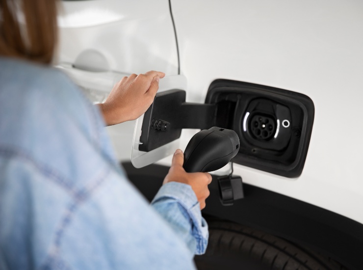 Auto elettriche, gli incentivi per il 2025 - fonte Freepik - mobilitasostenibile.it