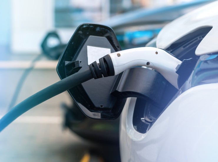 Auto elettriche, il parere della presidente Giorgia Meloni - fonte Freepik - mobilitasostenibile.it