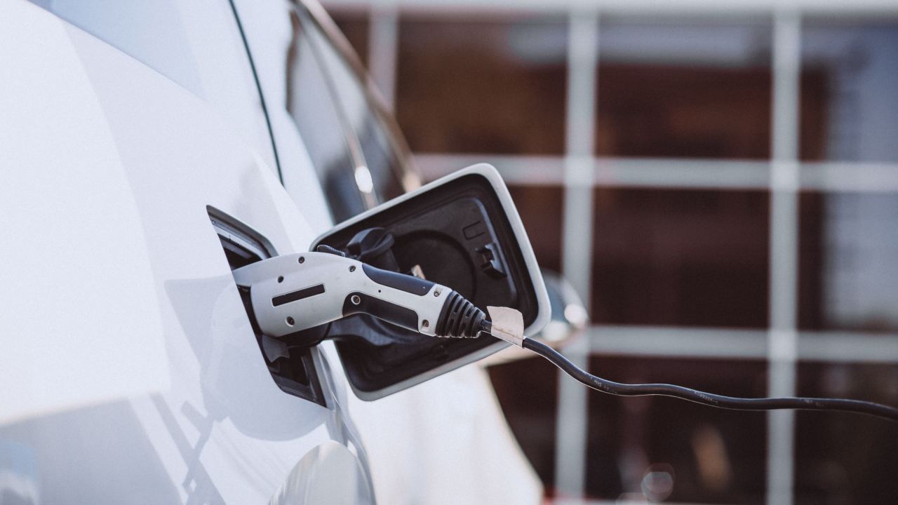 Auto elettriche meno costose - fonte Freepik - mobilitasostenibile.it