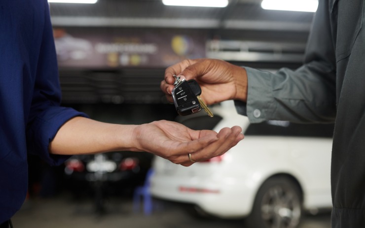 Uomo che da le chiavi dell'auto alla figlia