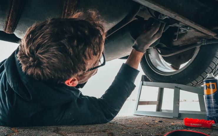 Meccanico sotto ad un'auto