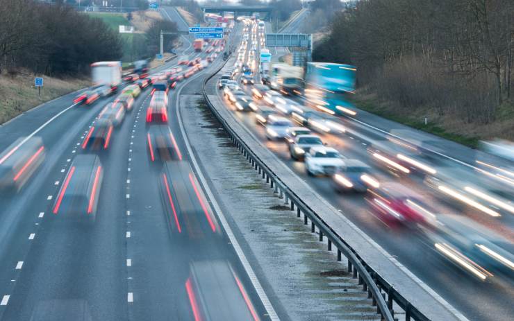 Autostrada e veicoli in movimento