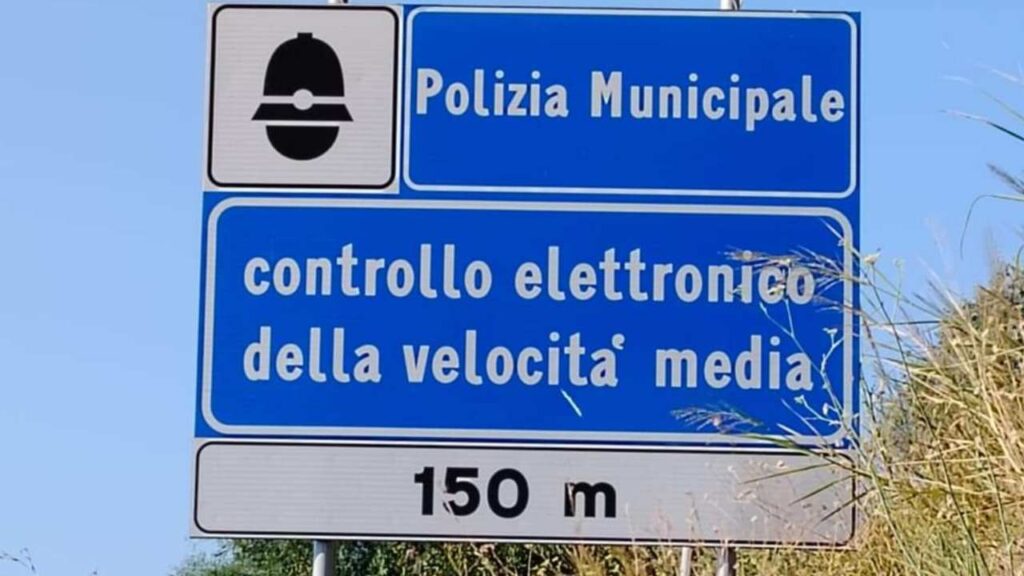 Cartello "controllo elettronico della velocità" autovelox