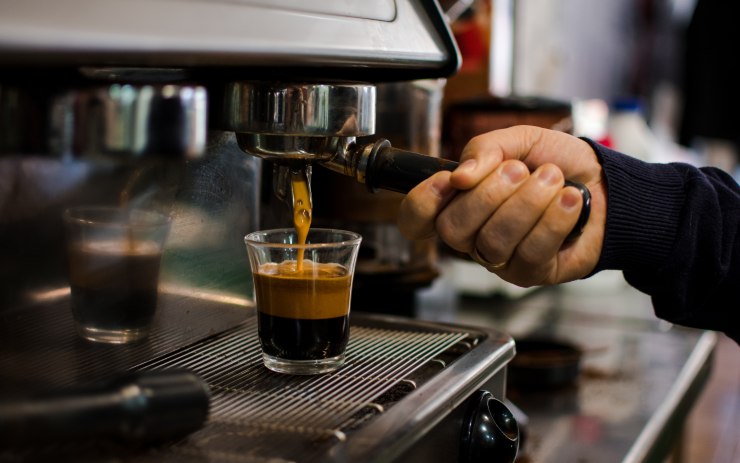 Barista che fa un caffè