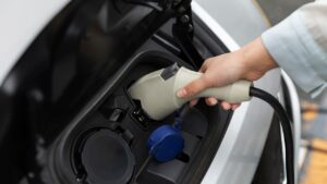 Batteria auto elettrica - fonte Freepik - mobilitasostenibile.it