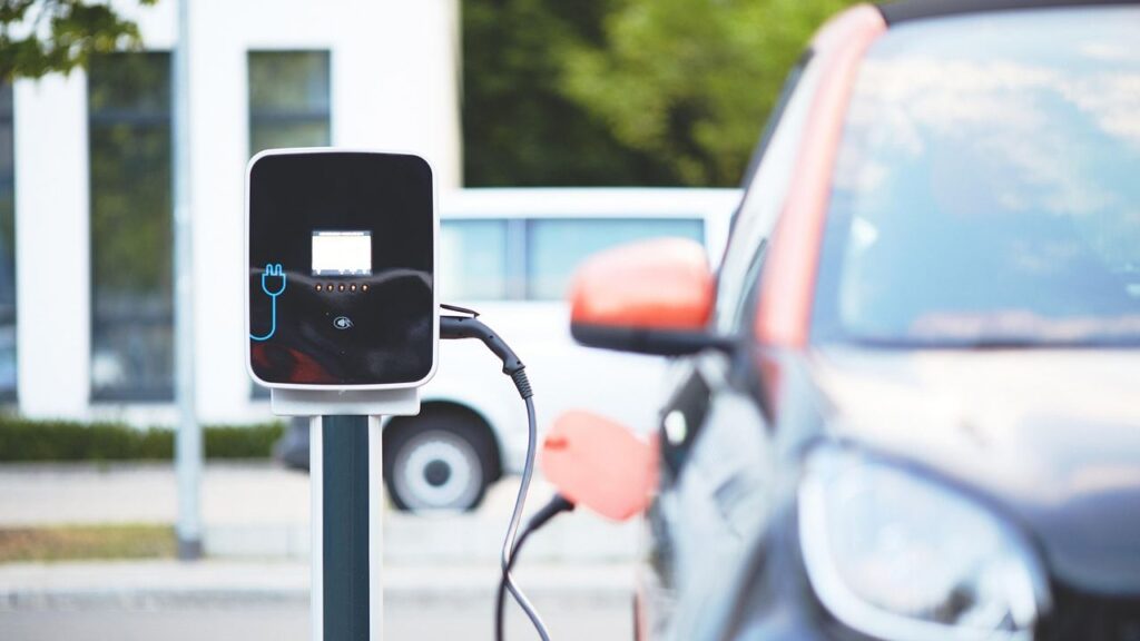 Batteria auto elettrica - fonte Pixabay - mobilitasostenibile.it