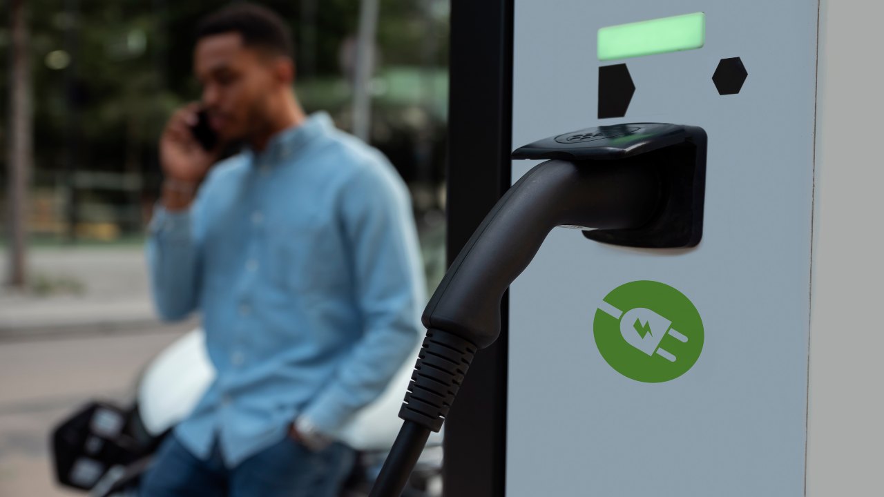 Cavi elettrici tagliati - fonte Freepik - mobilitasostenibile.it