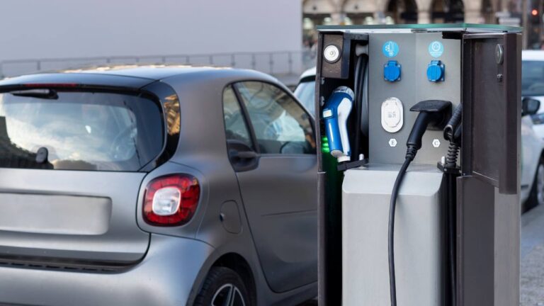 Colonnina elettrica - fonte Freepik - mobilitasostenibile.it