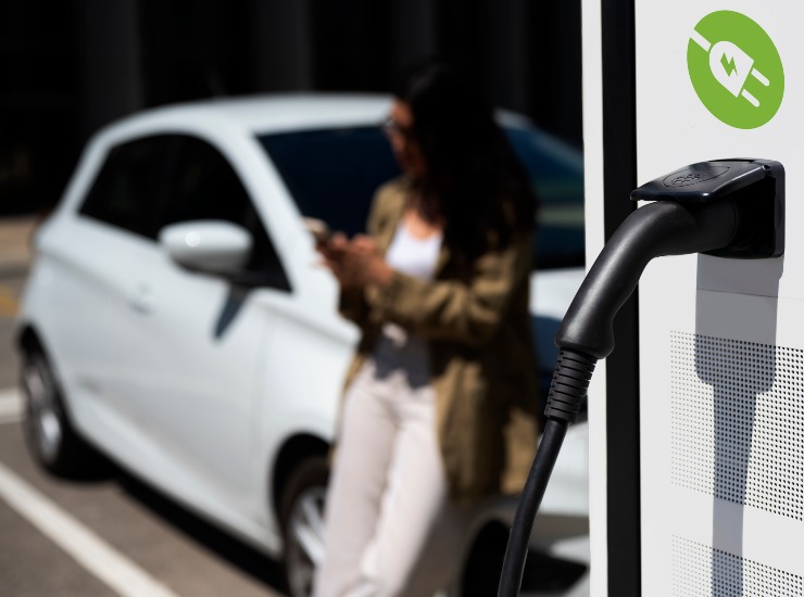 Con Enel la ricarica costa meno - fonte Freepik - mobilitasostenibile.it