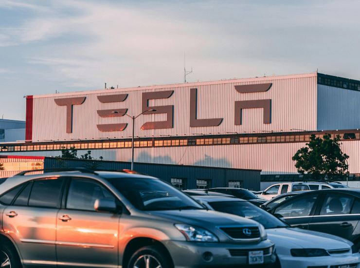 Continua la crisi di Tesla - fonte Pexels - mobilitasostenibile.it
