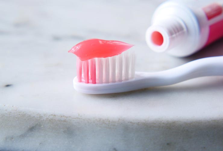 Dentifricio per pulire i fari