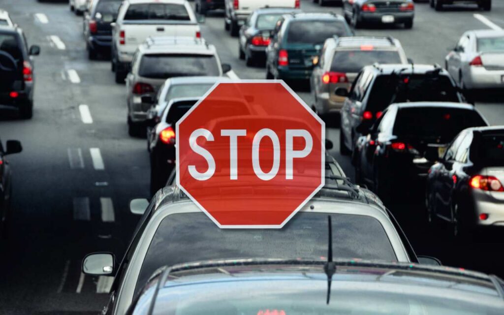 Traffico stradale e segnale di stop
