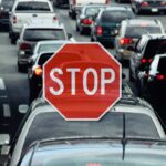 Traffico stradale e segnale di stop