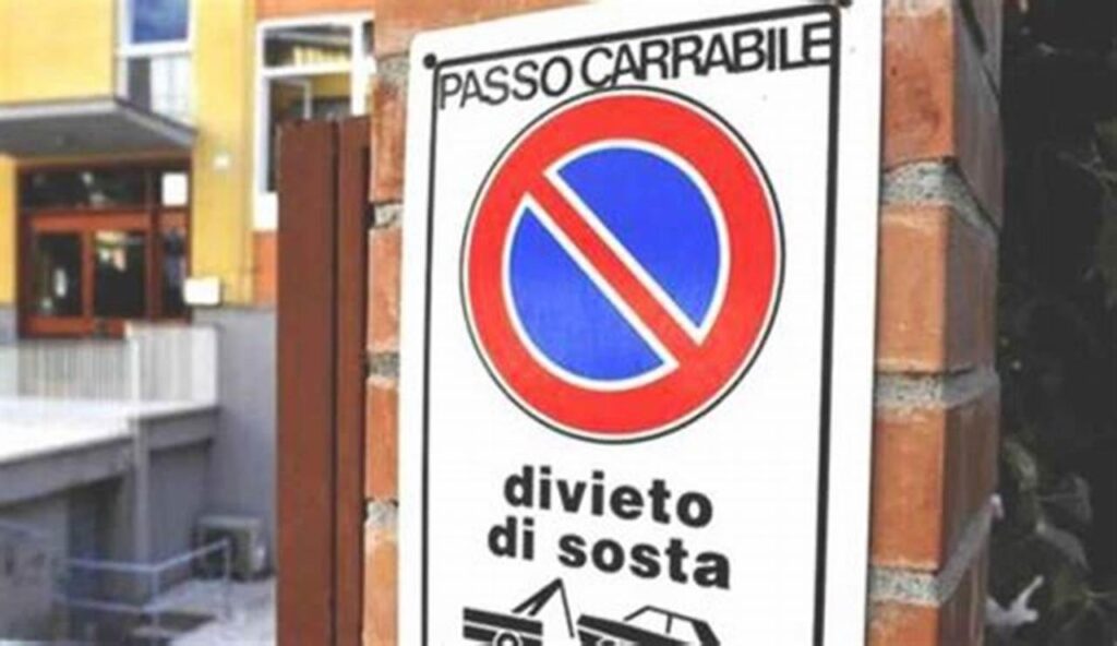 Cartello per divieto di sosta, passo carrabile