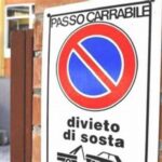 Cartello per divieto di sosta, passo carrabile