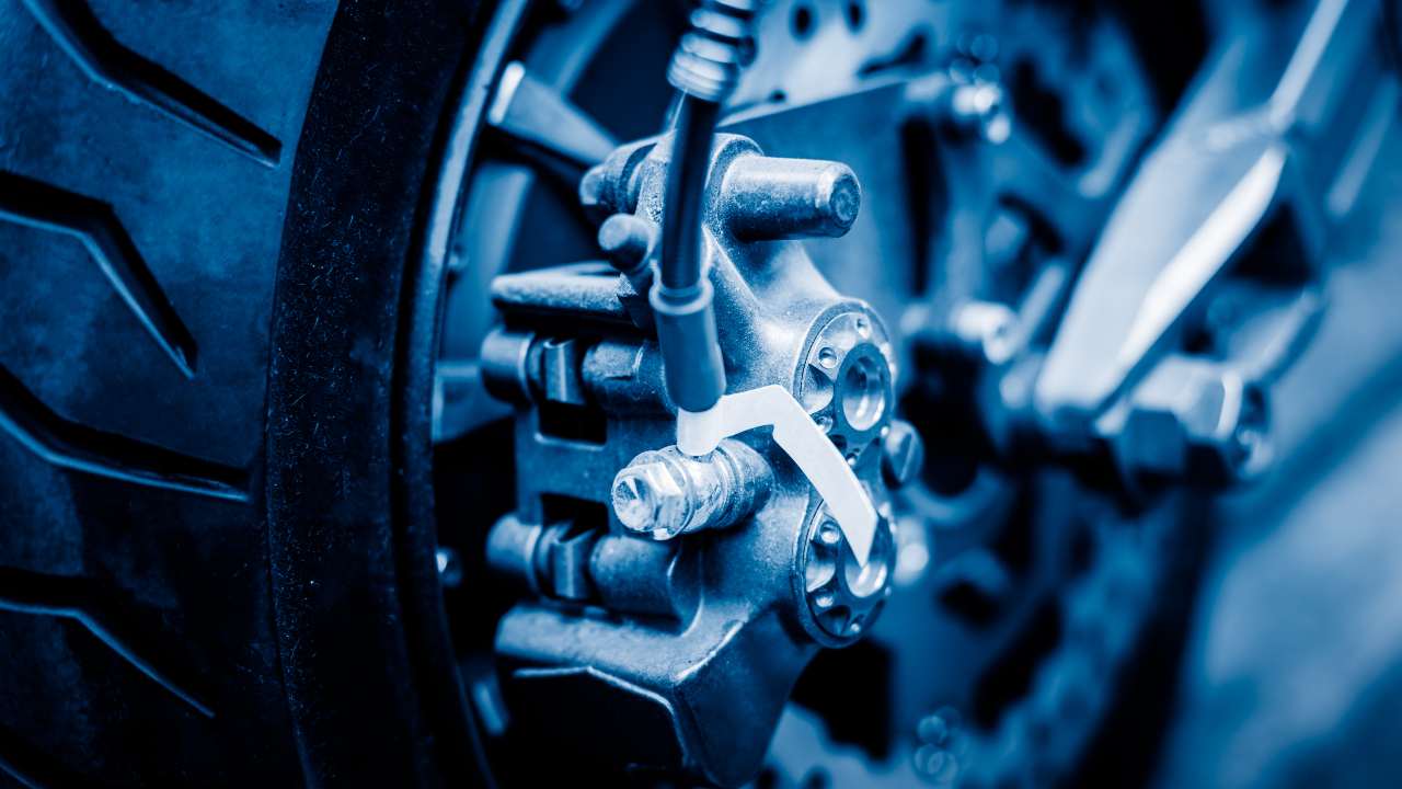 Freni auto - fonte Freepik - mobilitasostenibile.it