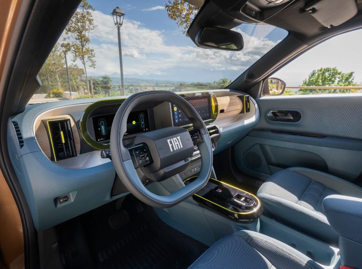Gli interni della Fiat Grande Panda Hybrid - fonte Stellantis - mobilitasostenibile.it