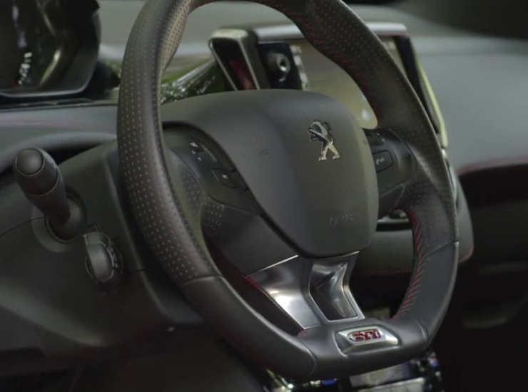 Gli interni della Peugeot 208 Gti - fonte Stellantis - mobilitasostenibile.it