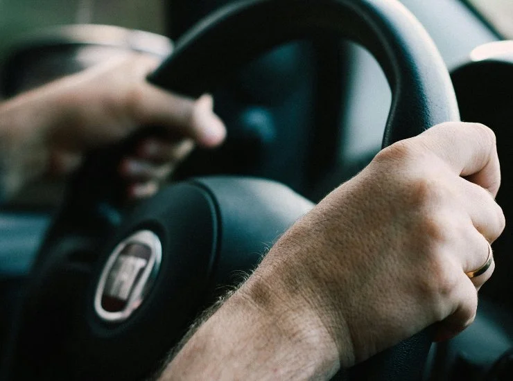 Mani al volante