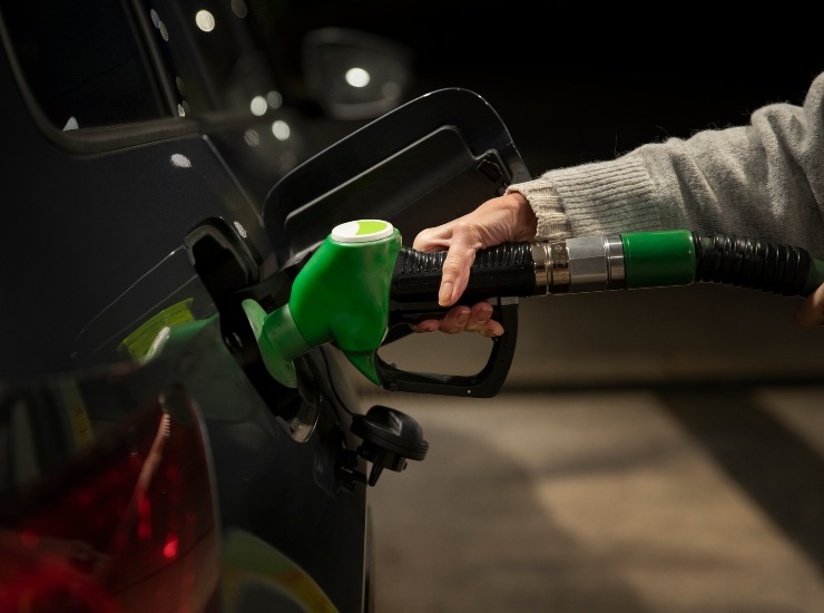 Il paragone tra auto elettriche e benzina - fonte Freepik - mobilitasostenibile.it
