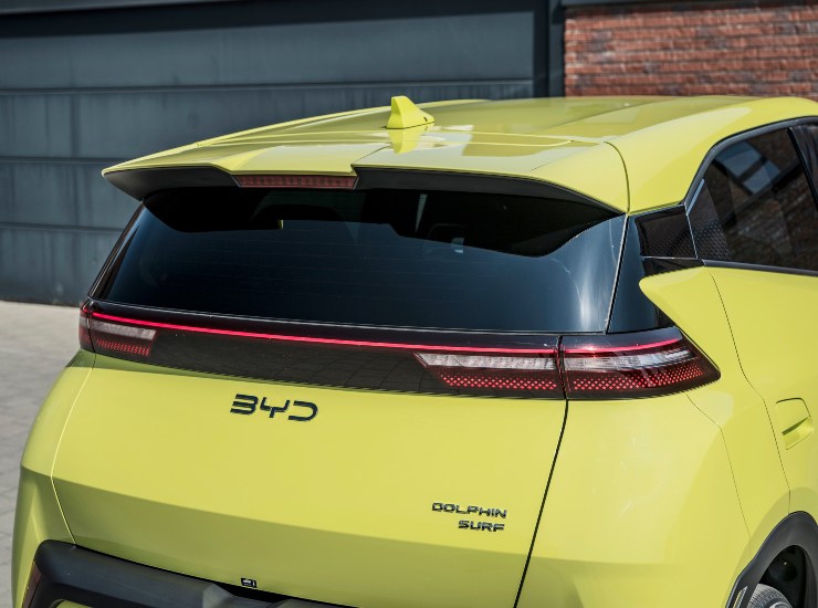 Il retro di una BYD Dolphin Surf - fonte BYD - mobilitasostenibile.it