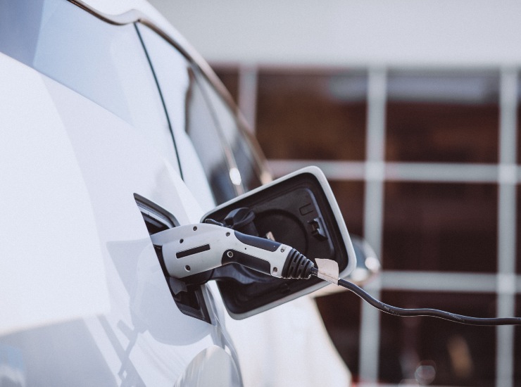 Il ruolo delle auto elettriche nel calo di emissioni - fonte Freepik - mobilitasostenibile.it