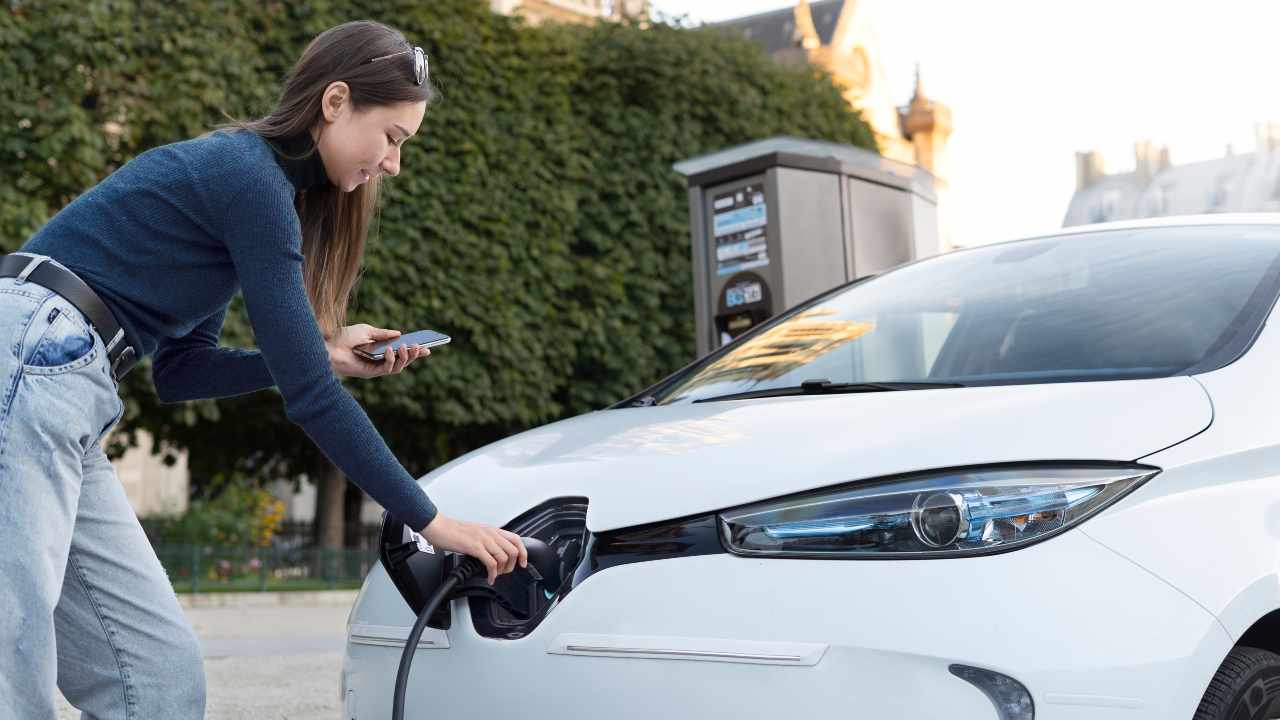 Incentivi per auto elettriche 2025 - fonte Freepik - mobilitasostenibile.it