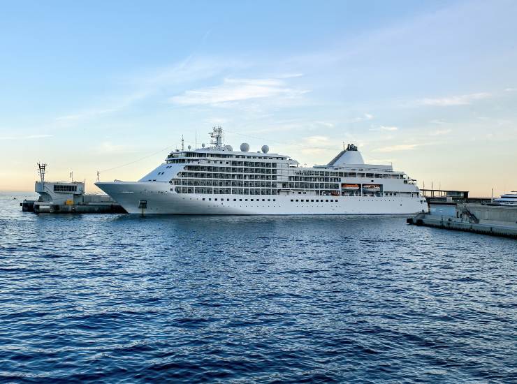 La prima nave da crociera a idrogeno - fonte Freepik - mobilitasostenibile.it