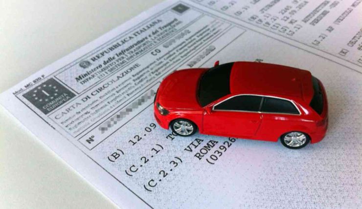 Libretto di circolazione e auto in miniatura