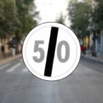 Cartello fine limite 50 km/h su sfondo urbano