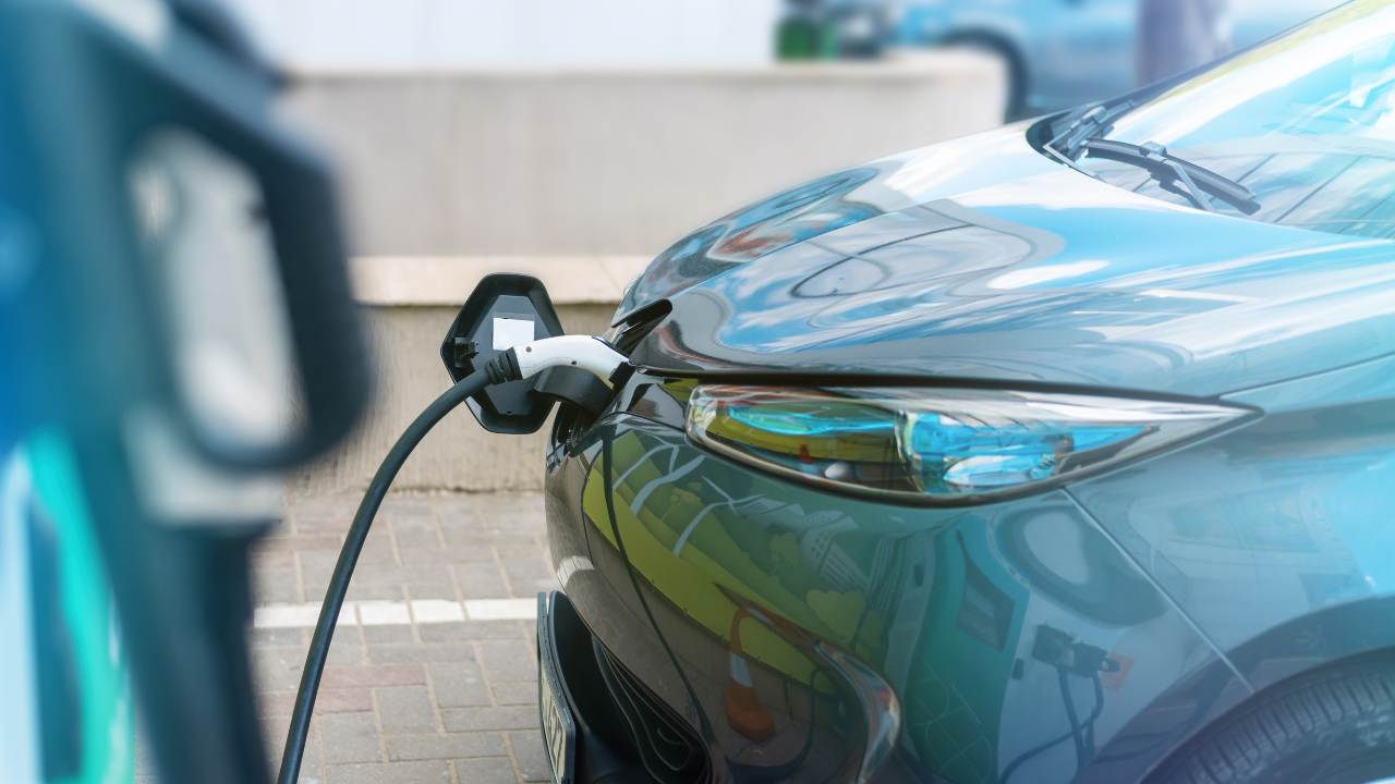 Mercato auto elettriche in Italia - fonte Freepik - mobilitasostenibile.it