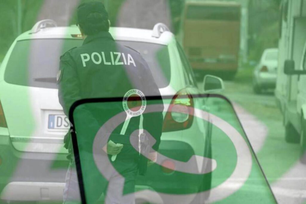 Polizia, posto di blocco e immagine WhatsApp sovrapposta