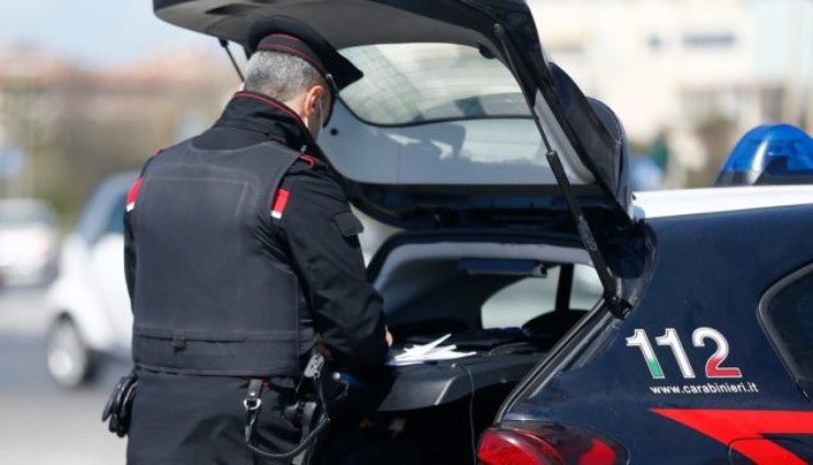 Posto di blocco, carabiniere che fa una multa