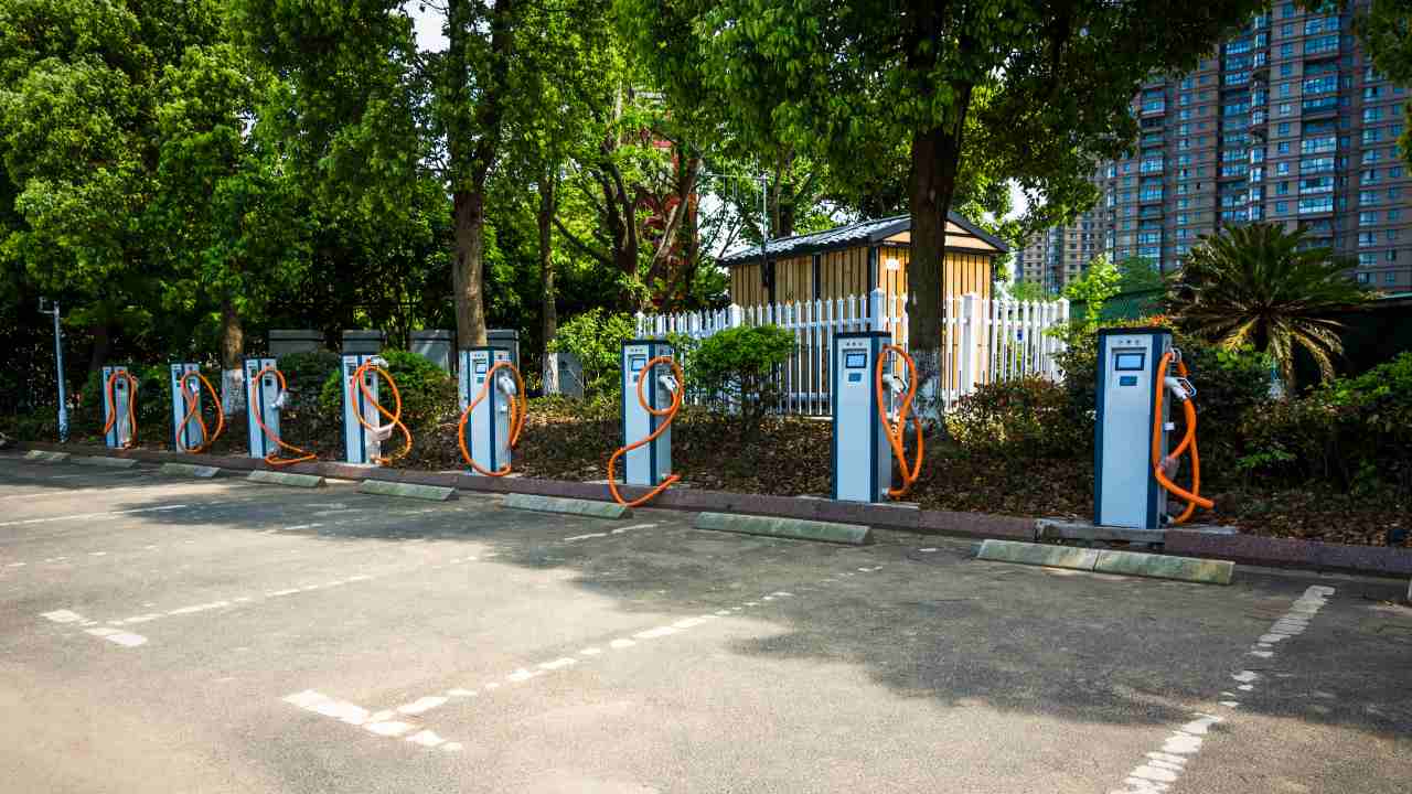 Quante colonnine ci sono davvero in Italia - fonte Freepik - mobilitasostenibile.it