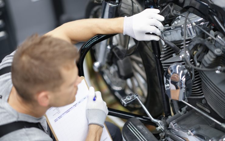 Meccanico che effettua una revisione moto