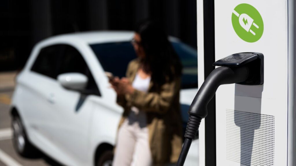 Ricarica auto elettriche - fonte Freepik - mobilitasostenibile.it