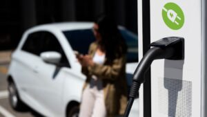 Ricarica auto elettriche - fonte Freepik - mobilitasostenibile.it