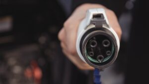 Ricarica elettrica - fonte Freepik - mobilitasostenibile.it