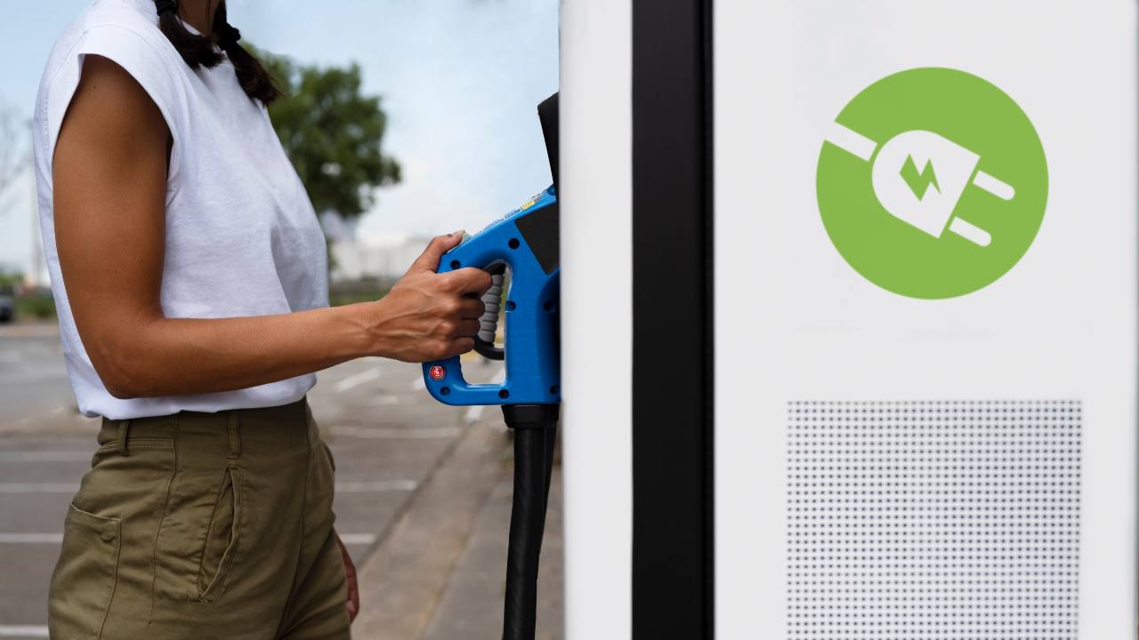 Ricarica elettrica - fonte Freepik - mobilitasostenibile.it