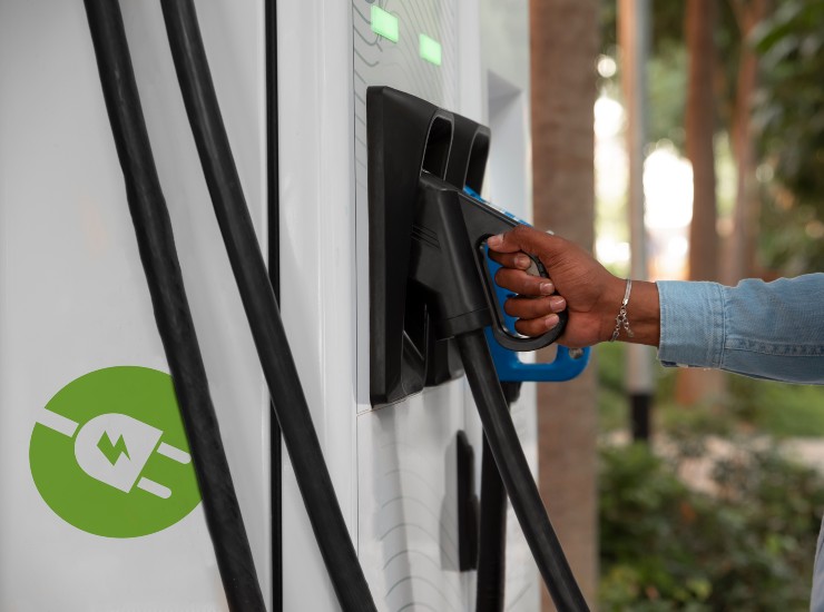 Ricarica elettrica in Italia, tutti i dati - fonte Freepik - mobilitasostenibile.it