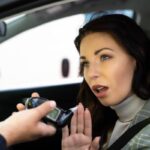 Ragazza al volante che si rifiuta di sottoporsi all'alcol test