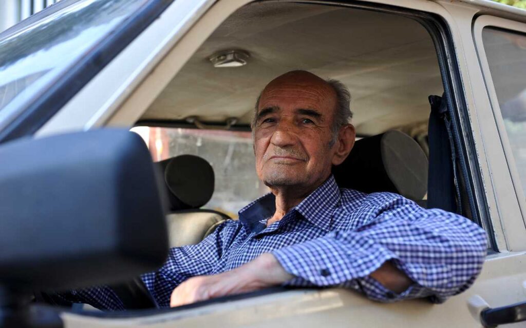 Uomo over 65 alla guida