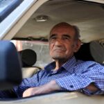 Uomo over 65 alla guida