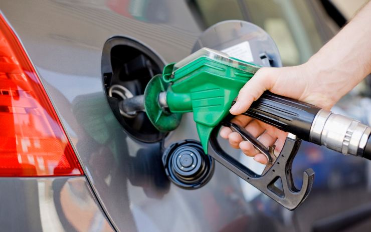 Automobilista che fa rifornimento di carburante