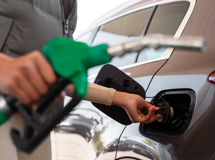Toyota torna alla benzina - fonte freepik - mobilitasostenibile.it