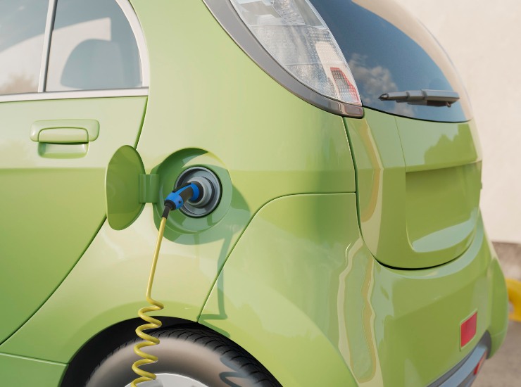 Un'auto elettrica durante la ricarica - fonte Freepik - mobilitasostenibile.it